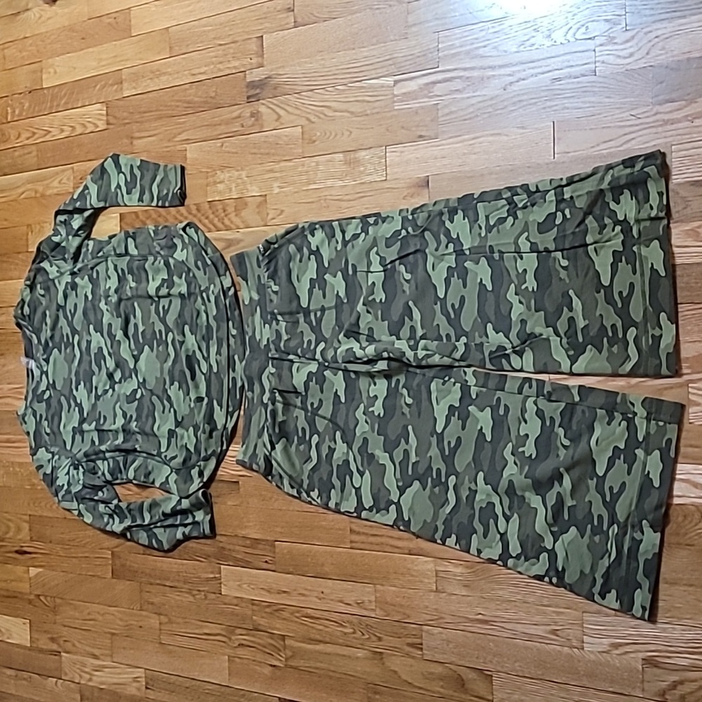 Zuda Camo Set - Cropped Wide-Leg Pants, Long-Sleeved Shirt - M